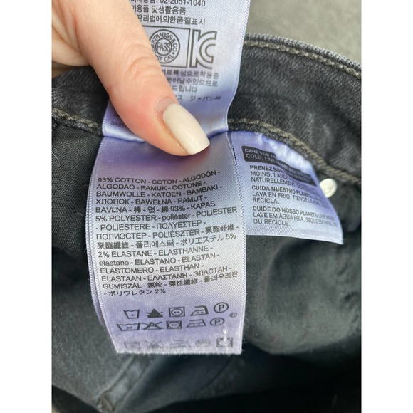 Levis premium denim faded black high rise rolled cuff shorts, size 27 (stretch) - Picture 9 of 9